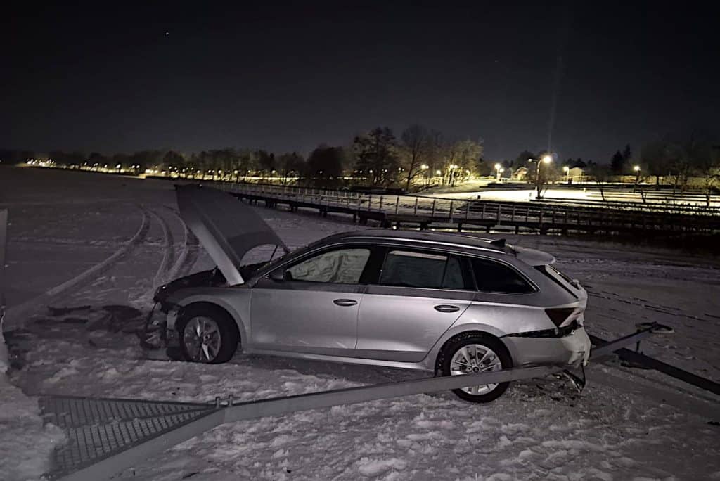 Chciał zacumować Skodę, ale został na lodzie...? - Rozbił Skodę, jadąc na skróty przez jezioro. Policja: „Bezmyślny 59-latek odpowie przed sądem”