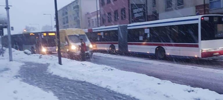Na śliskiej ulicy w Olsztynie doszło do zdarzenia z udziałem busa i młodych pieszych.