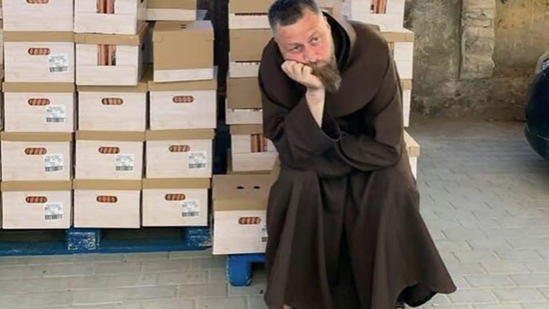 Zakonnicy z Olsztyna w zakrystii, wok&oacute;ł drewniane skrzynki, jeden z nich siedzi na podłodze, wspiera głowę ręką.