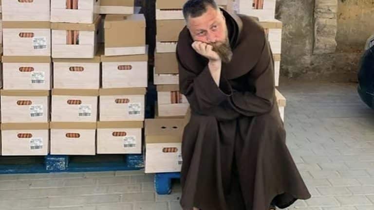 Zakonnicy z Olsztyna w zakrystii, wok&oacute;ł drewniane skrzynki, jeden z nich siedzi na podłodze, wspiera głowę ręką.