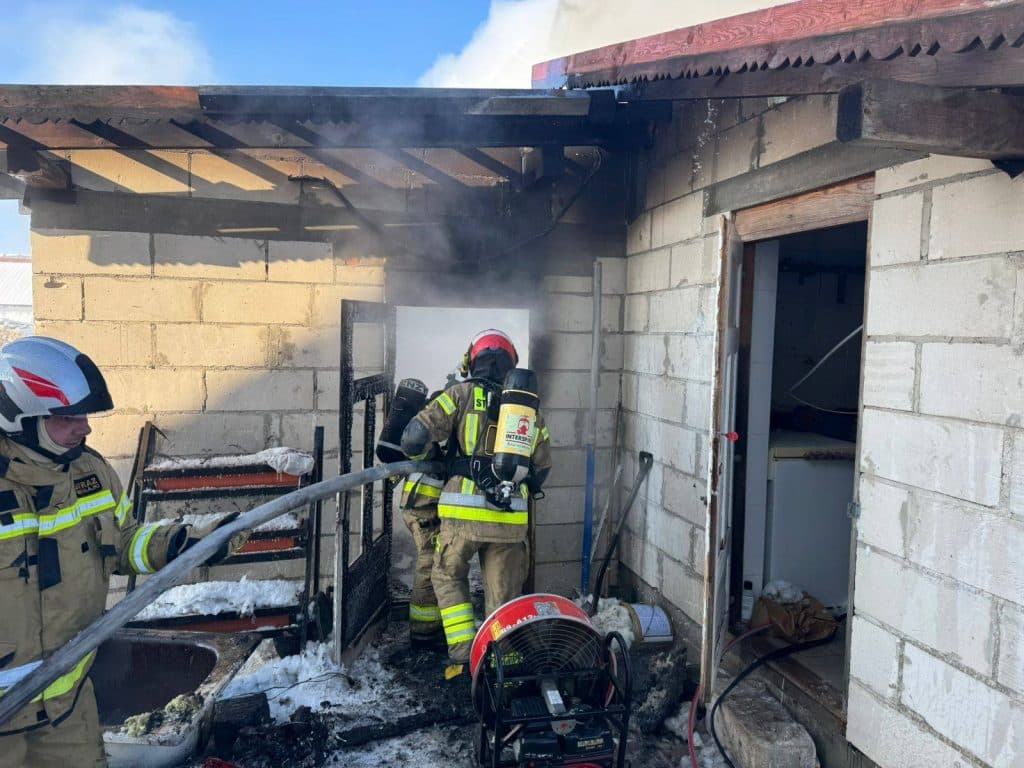 Strażacy gaszą pożar budynku gospodarczego w Inulcu, zagrażający oborze i zwierzętom.