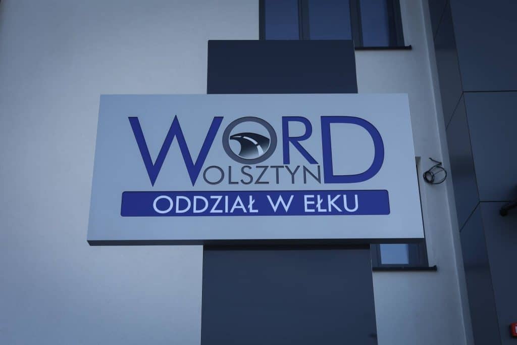 Tabliczka z napisem 'WORD Wolsztyn Oddział w Ełku' na nowym budynku.