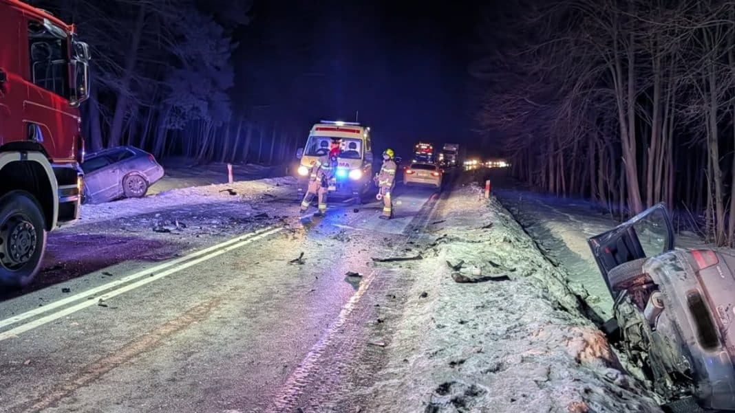 Wypadek na drodze wojew&oacute;dzkiej z udziałem samochod&oacute;w i służb ratunkowych, widok nocny.
