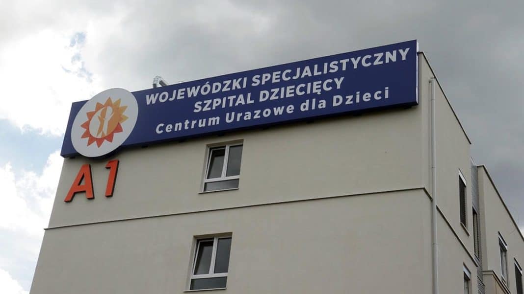 Widok na budynek szpitala dziecięcego z dużym oznaczeniem i nazwą plac&oacute;wki.