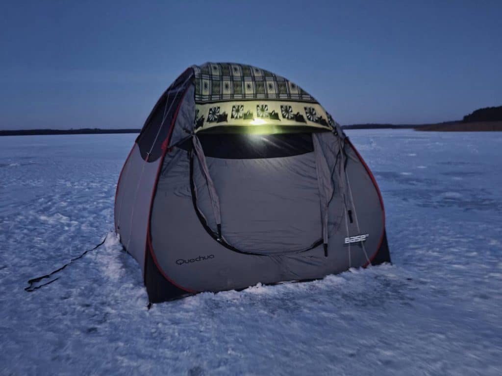 Zaskakujący widok na jeziorze. - Zagadkowy namiot na środku jeziora. Nietypowa akcja służb na Mazurach