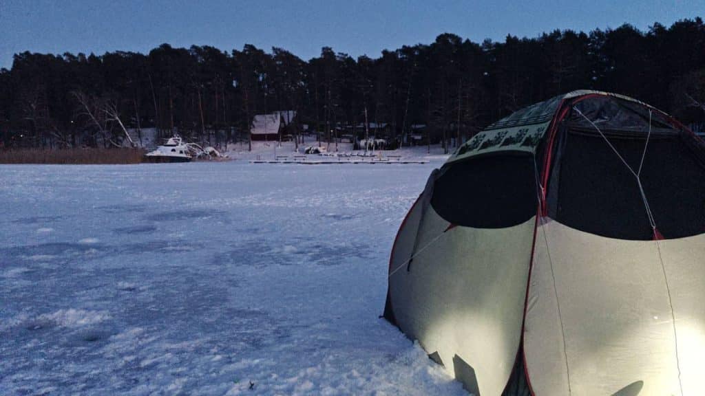 Zaskakujący widok na jeziorze. - Zagadkowy namiot na środku jeziora. Nietypowa akcja służb na Mazurach