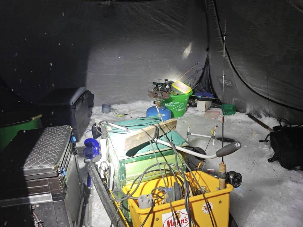 Zaskakujący widok na jeziorze. - Zagadkowy namiot na środku jeziora. Nietypowa akcja służb na Mazurach