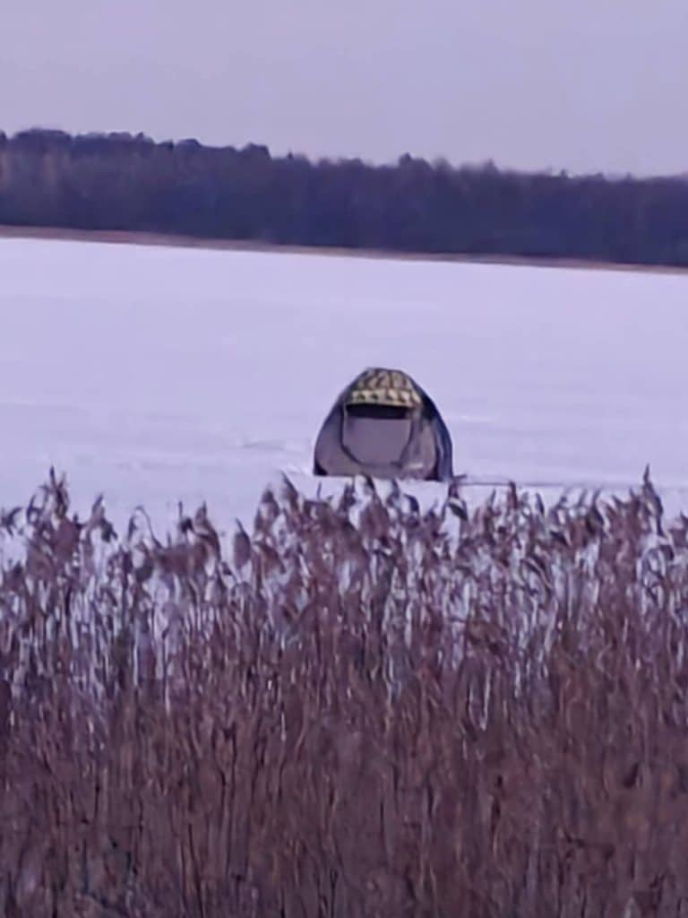 Zaskakujący widok na jeziorze. - Zagadkowy namiot na środku jeziora. Nietypowa akcja służb na Mazurach