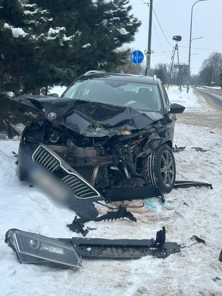 Samochód z dużą siłą uderzył w pojazd ciężarowy. - Skoda wjechała pod ciężarówkę na drodze wojewódzkiej. Wyglądało to fatalnie