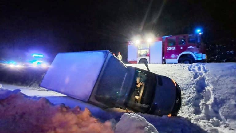 samoch&oacute;d dostawczy wypadł z drogi