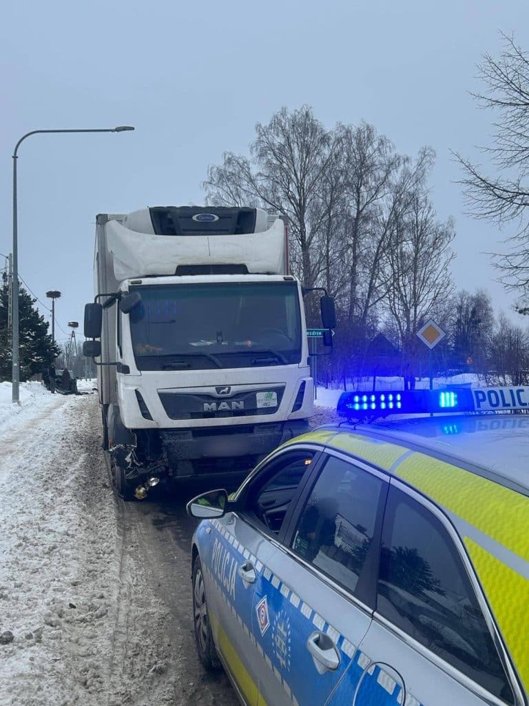 Samochód z dużą siłą uderzył w pojazd ciężarowy. - Skoda wjechała pod ciężarówkę na drodze wojewódzkiej. Wyglądało to fatalnie