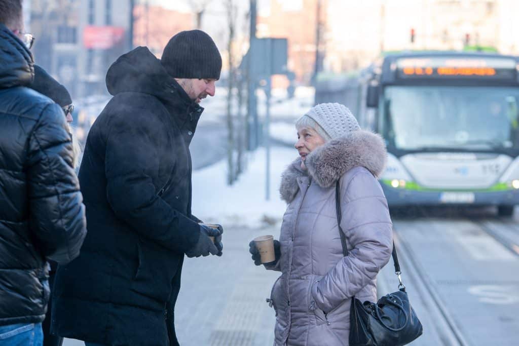 Prezydent Szewczyk wyszedł do mieszkańców. - Prezydent Szewczyk walczy z zimą w Olsztynie. Częstuje mieszkańców gorącą herbatą