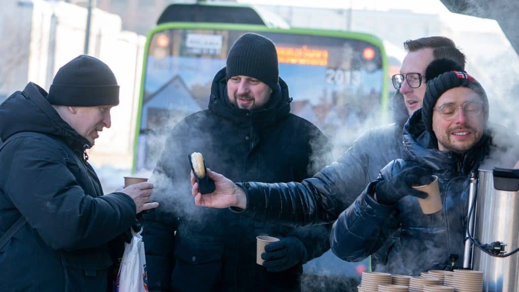 prezydent Olsztyna Szewczyk częstuje herbatą