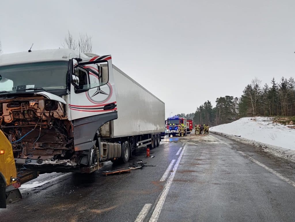 Na miejsce skierowano służby. Wystąpiły duże utrudnienia. - DK16 zablokowana po wypadku ciężarówek. Ruch na trasie Mrągowo–Olsztyn wstrzymany