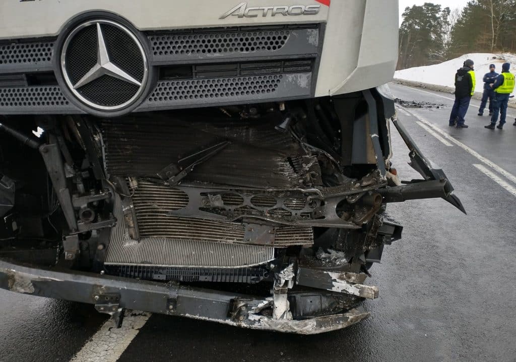 Na miejsce skierowano służby. Wystąpiły duże utrudnienia. - DK16 zablokowana po wypadku ciężarówek. Ruch na trasie Mrągowo–Olsztyn wstrzymany
