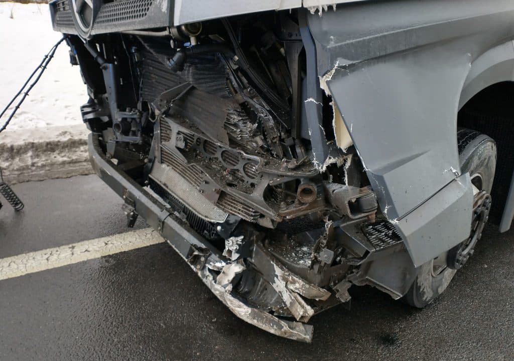 Na miejsce skierowano służby. Wystąpiły duże utrudnienia. - DK16 zablokowana po wypadku ciężarówek. Ruch na trasie Mrągowo–Olsztyn wstrzymany