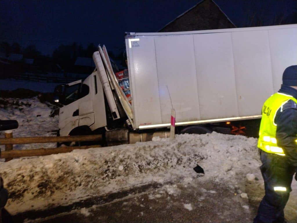 Na miejsce skierowano służby ratunkowe. - Poważny wypadek ciężarówki na Mazurach. Trasa zablokowana po uderzeniu w drzewo