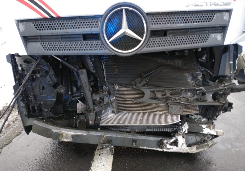 Na miejsce skierowano służby. Wystąpiły duże utrudnienia. - DK16 zablokowana po wypadku ciężarówek. Ruch na trasie Mrągowo–Olsztyn wstrzymany