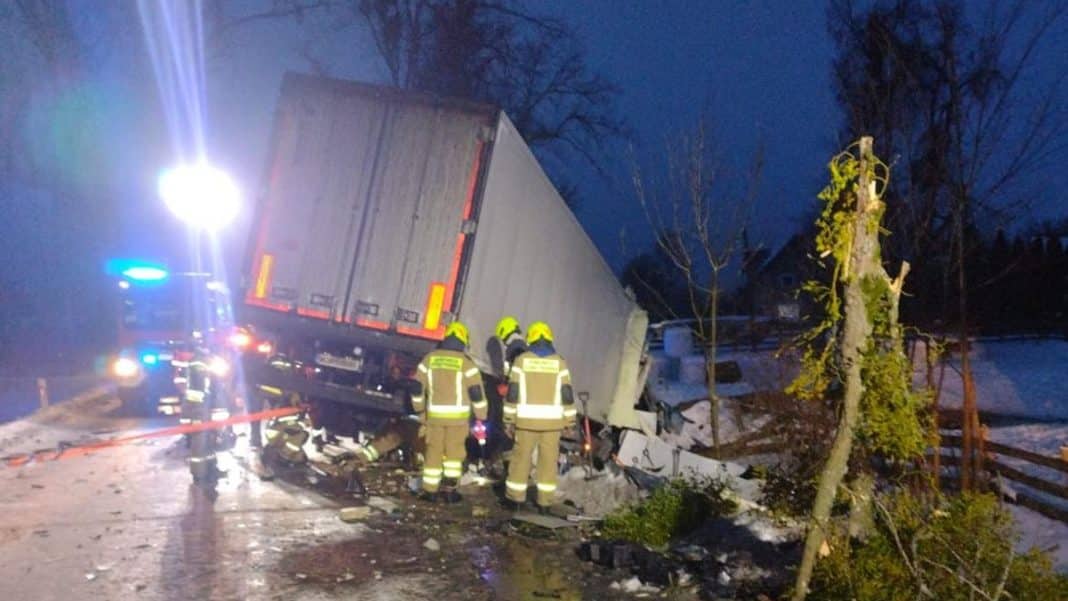 ciężarówka uderzyła w drzewo