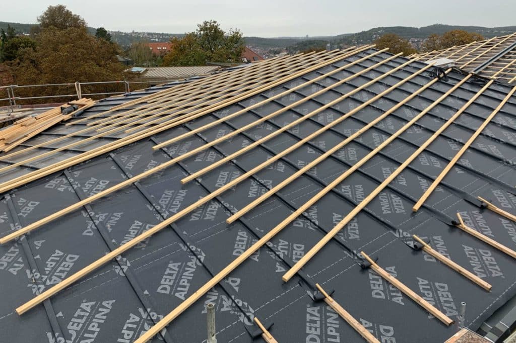 Prawidłowa konstrukcja dachu pod blachodach&oacute;wkę uwzględniająca folie, termoizolacji warstwy oraz zapewnienie swobodnego przepływu pary wodnej z wnętrza dla ochrony krokwi.