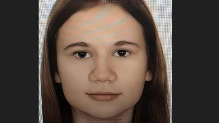 Zdjęcie zaginionej 16-letniej dziewczyny, Julia Dąbrowska, o długich brązowych włosach i jasnej cerze.