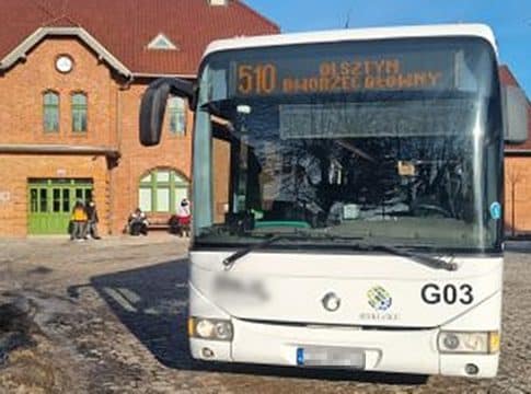 Autobus linii 510 ekspres na przystanku w mieście, z widocznym wyświetlaczem informującym o trasie.