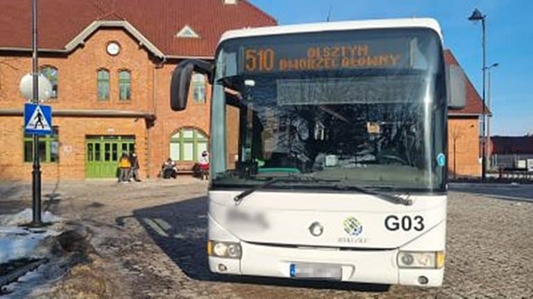 Autobus linii 510 ekspres na przystanku w mieście, z widocznym wyświetlaczem informującym o trasie.