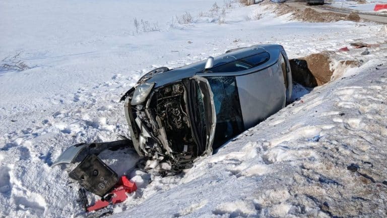 Rozbity samoch&oacute;d leży na boku w śniegu, wypadł z drogi krajowej, w pobliżu zjazdu na Chojniak.