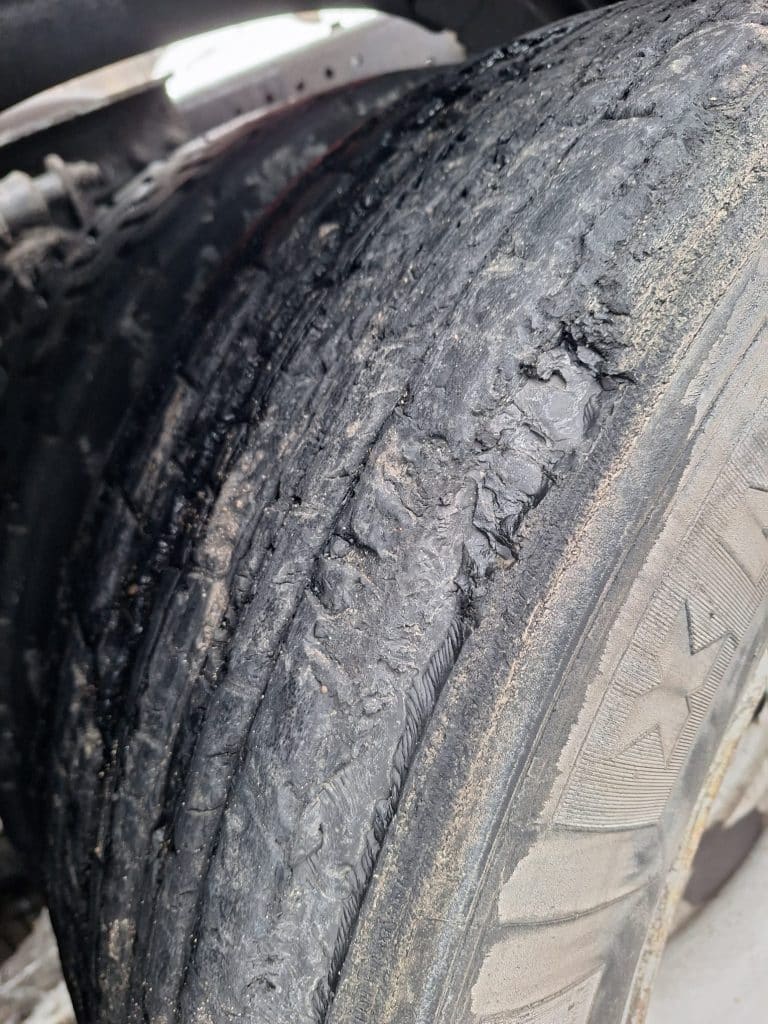 Zużyte opony ciężar&oacute;wki z widocznymi pęknięciami i zniszczeniami na trasie S7 pod Olsztynem.