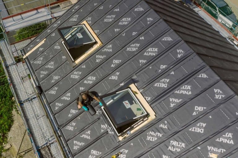 Sekret trwałego dachu: Jaka folia na dach pod blachodach&oacute;wkę?