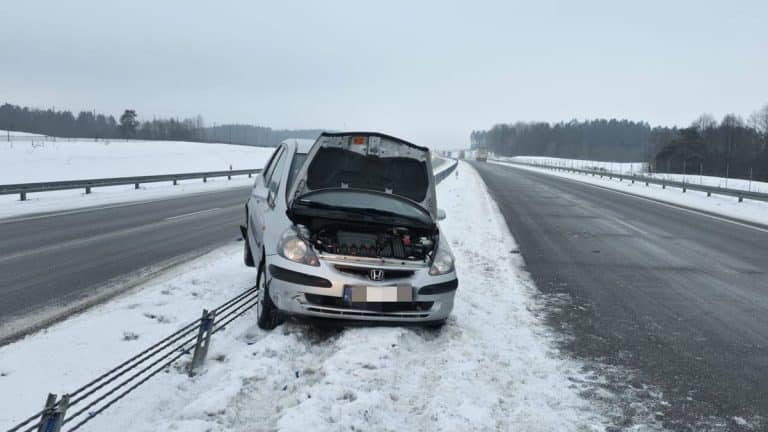 Samoch&oacute;d osobowy zawisł na barierach energochłonnych na drodze ekspresowej, zablokowany jeden pas ruchu.
