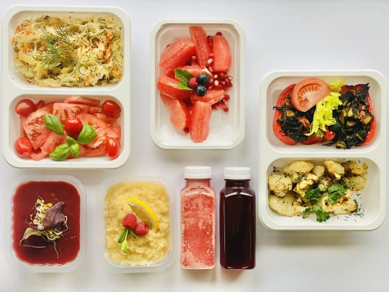 Zestaw zdrowych posiłk&oacute;w warzywno-owocowych w pojemnikach, przygotowanych do diety postnej.