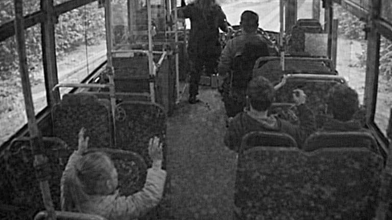 Zdjęcie z kamery monitoringu autobusu, pokazujące pasażer&oacute;w i kierowcę podczas incydentu.