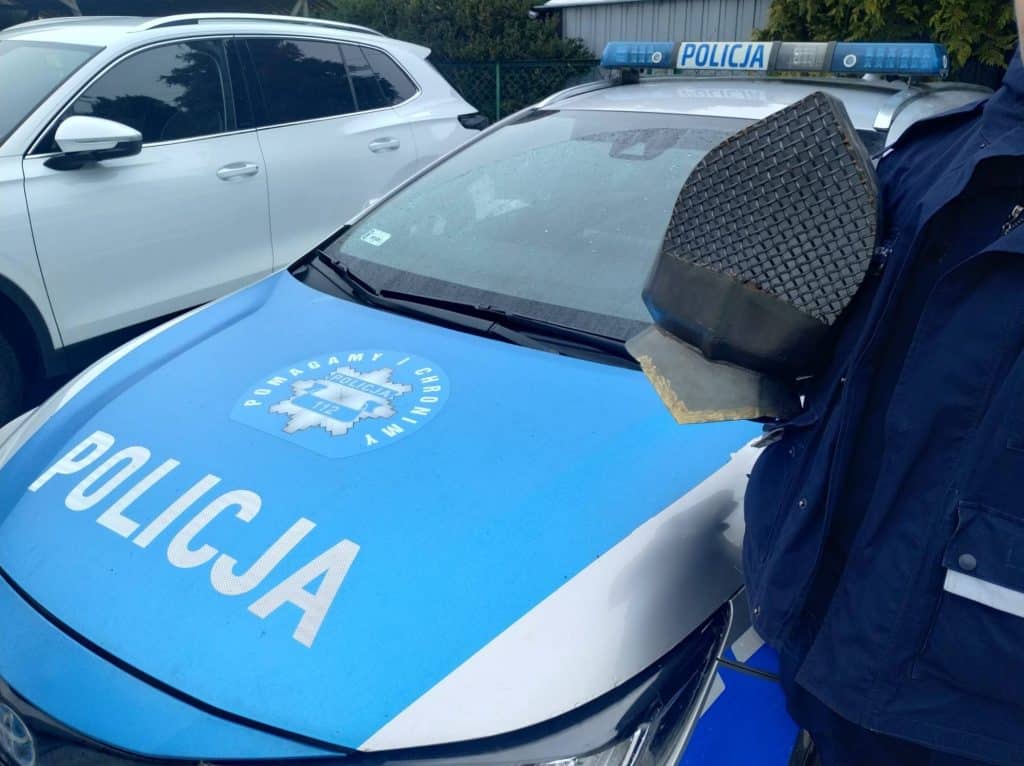 Zabytkowa figura rycerza z usuniętą głową, zabezpieczona przez policję w Pasłęku.