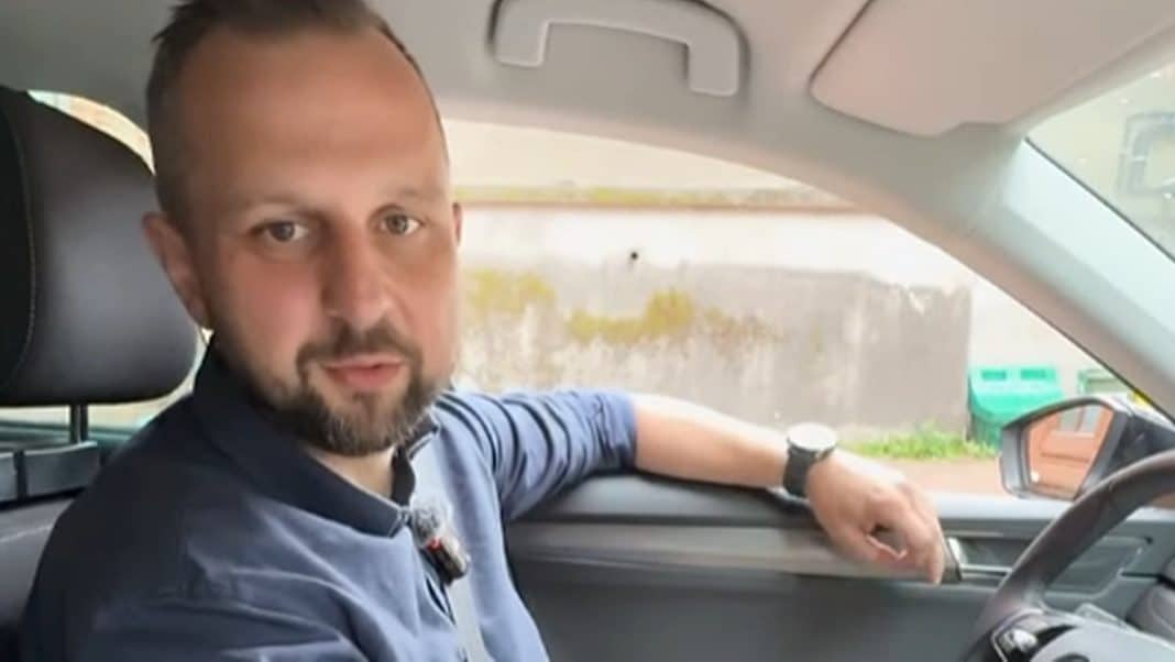 Prezydent Olsztyna siedzi w samochodzie.