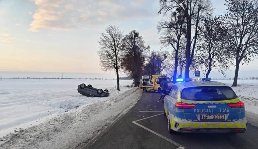 Kierowca stracił panowanie nad pojazdem. - Volvo dachowało na lokalnej drodze