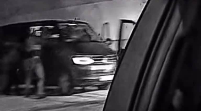 Nagranie z akcji służb specjalnych w centrum Olsztyna, zatrzymanie samochodu na ul. Partyzant&oacute;w.