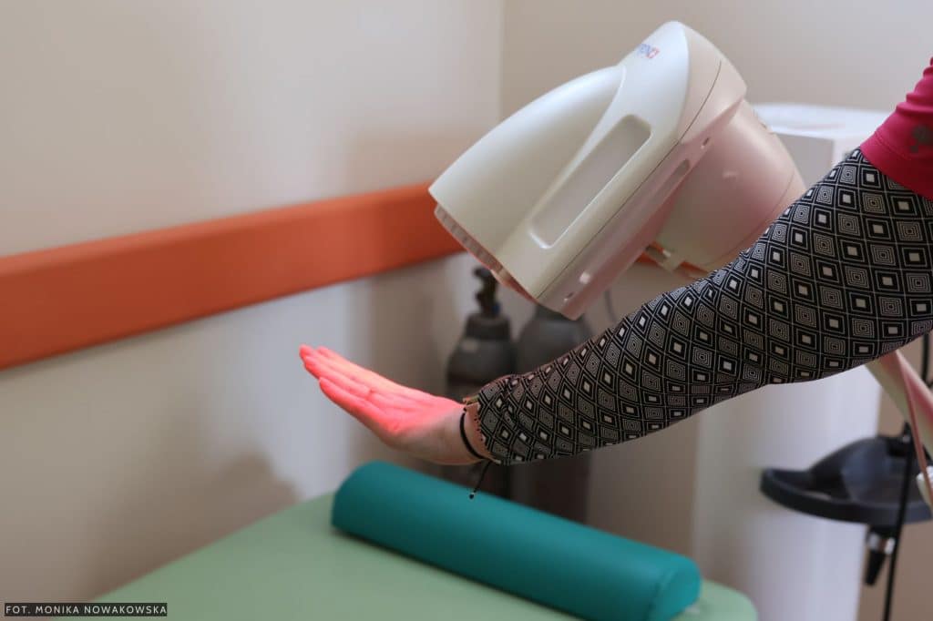 Pracownik korzysta z urządzenia do terapii w nowym ośrodku rehabilitacyjnym w Barczewie.