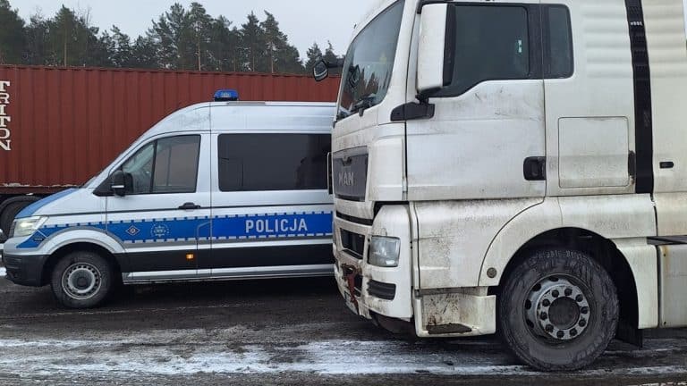 Ciężar&oacute;wka zatrzymana na drodze S7, widoczne zużyte opony i pęknięte tarcze hamulcowe, obok radiow&oacute;z policji.