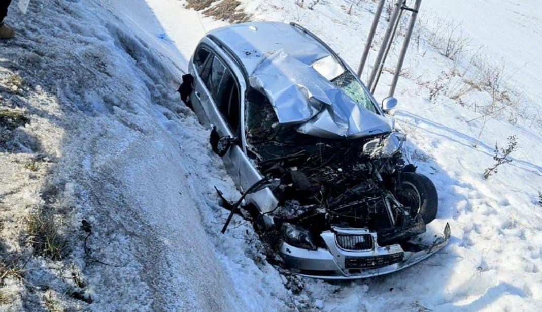 Rozbity samoch&oacute;d na śnieżnej drodze po wypadku na skrzyżowaniu w Rakowie Małym.