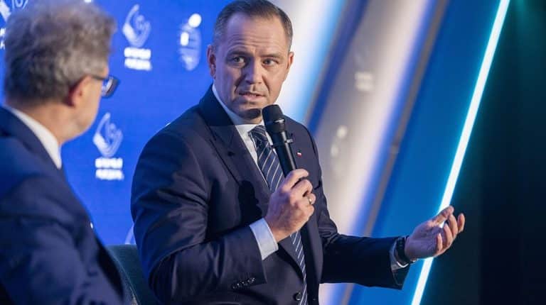 Prezydent Karol Nawrocki podczas wystąpienia na Europejskim Kongresie Samorząd&oacute;w na Mazurach.