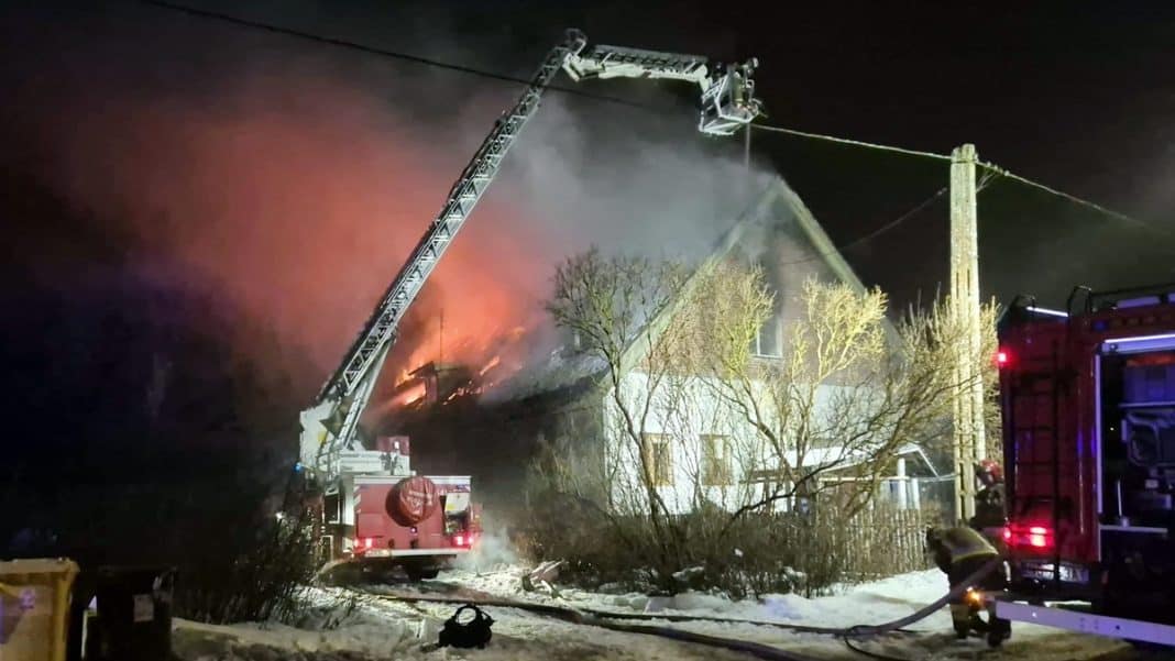 Akcja straży pożarnej podczas gaszenia pożaru domu na Mazurach w nocy.