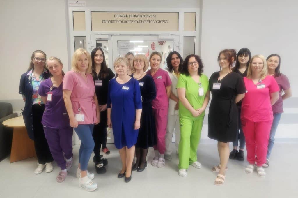 Zesp&oacute;ł pracownik&oacute;w szpitala przed wejściem do oddziału pediatrycznego w Olsztynie.