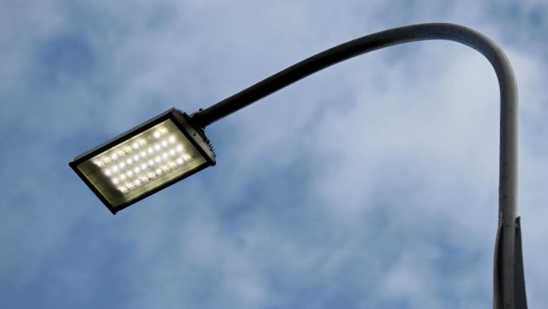 Nowoczesna latarnia LED na tle nieba, przygotowana do instalacji w Olsztynie.