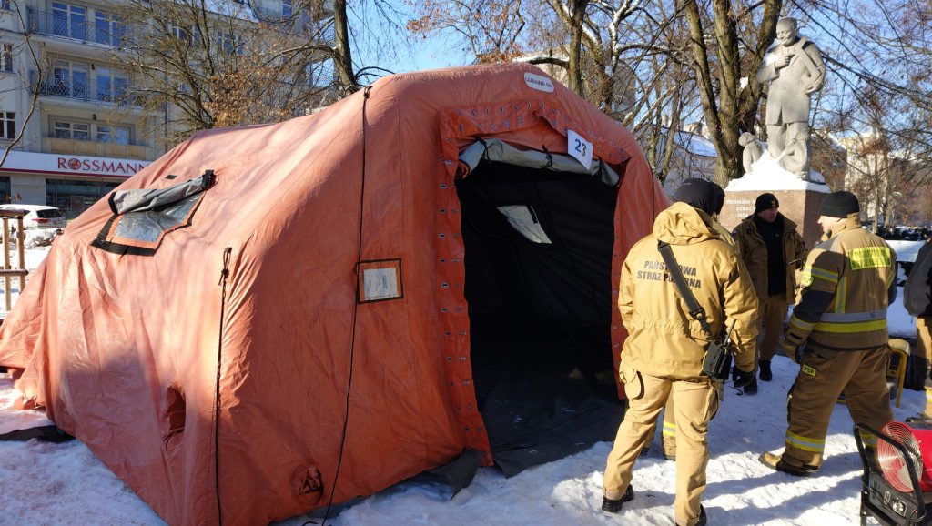 Tu można się ogrzać i wypić coś ciepłego. - Uruchomiono ogrzewane namioty w centrach miast Warmi i Mazur
