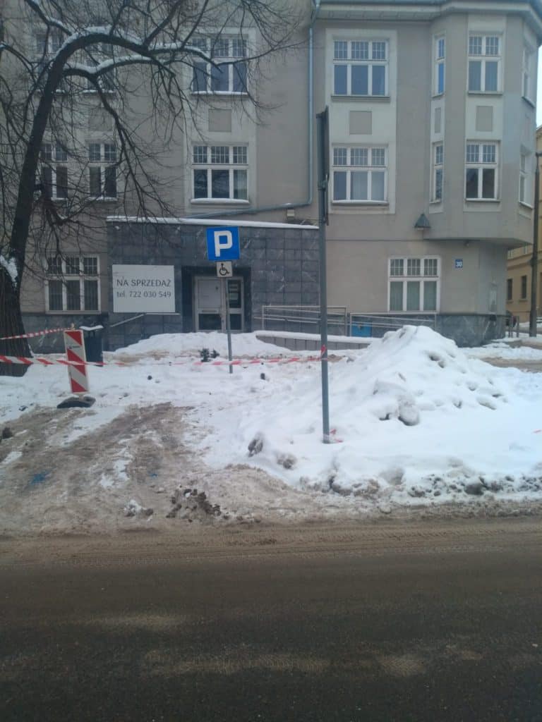 Miasto bierze się za odśnieżanie miejsc postojowych miesiąc po pierwszym ataku zimy. - Olsztyn odśnieża parkingi. ZDZiT: to kolejny etap po wykonaniu ogromu prac na drogach i osiedlach