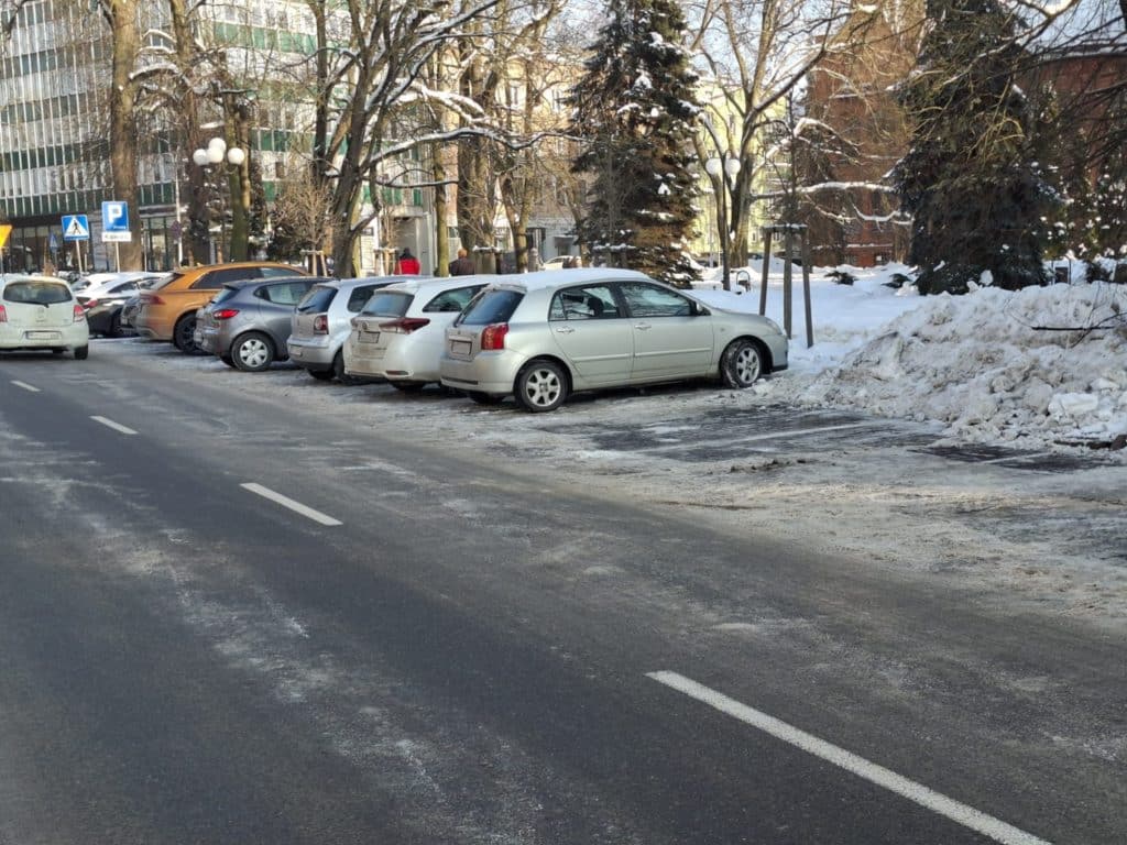Miasto bierze się za odśnieżanie miejsc postojowych miesiąc po pierwszym ataku zimy. - Olsztyn odśnieża parkingi. ZDZiT: to kolejny etap po wykonaniu ogromu prac na drogach i osiedlach