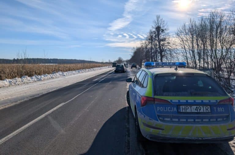 kolizja na drodze. Na miejscu radiow&oacute;z