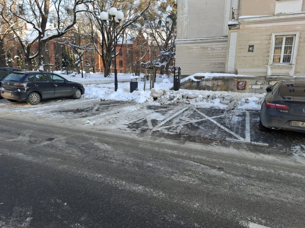 Miasto bierze się za odśnieżanie miejsc postojowych miesiąc po pierwszym ataku zimy. - Olsztyn odśnieża parkingi. ZDZiT: to kolejny etap po wykonaniu ogromu prac na drogach i osiedlach