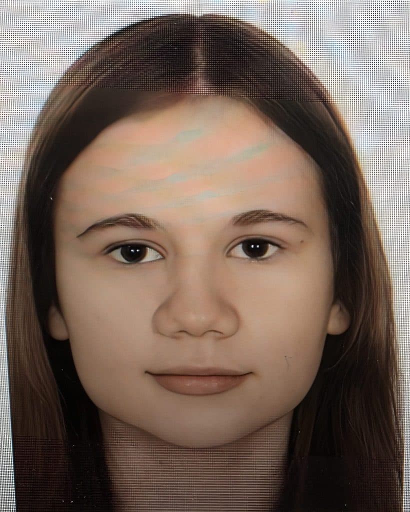 Portret zaginionej 16-letniej dziewczyny, ciemne włosy, jasna cera, delikatny uśmiech.